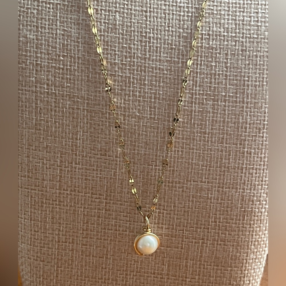 Genuine Freshwater White Pearl on 18K Gold Plated over stainless steel 17” Chain - Picture 6 of 10